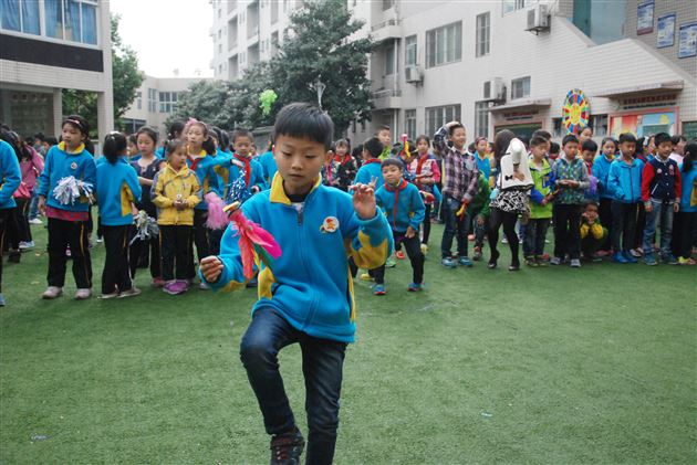 五彩毽子飞起来——记棠外附小春季踢毽子比赛