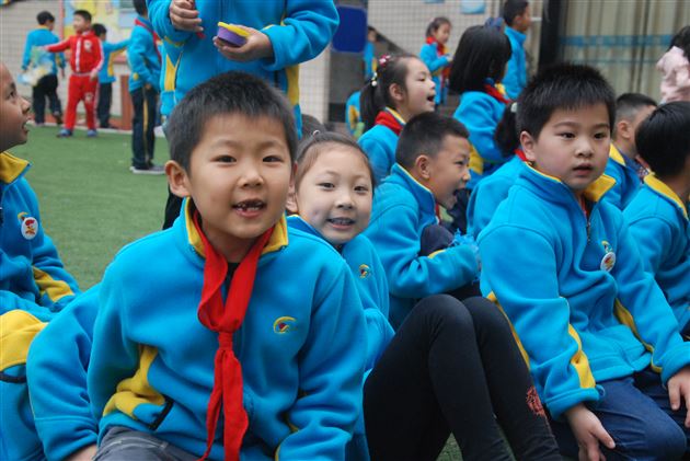 五彩毽子飞起来——记棠外附小春季踢毽子比赛