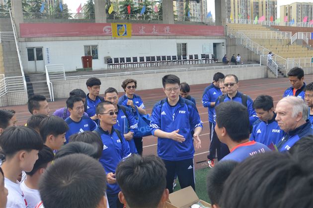 国际足联官员赴棠外考察我校足球教育