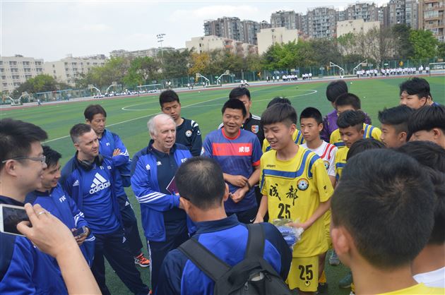 国际足联官员赴棠外考察我校足球教育