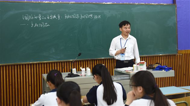 “展课堂魅力 悟教学艺术”——成都师范学院政教系师生到棠外学习