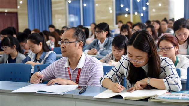 “展课堂魅力 悟教学艺术”——成都师范学院政教系师生到棠外学习