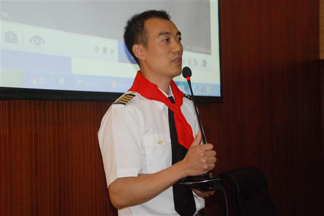 国航机长点燃孩子们的飞行梦——记棠外附小二年级家长义工课堂