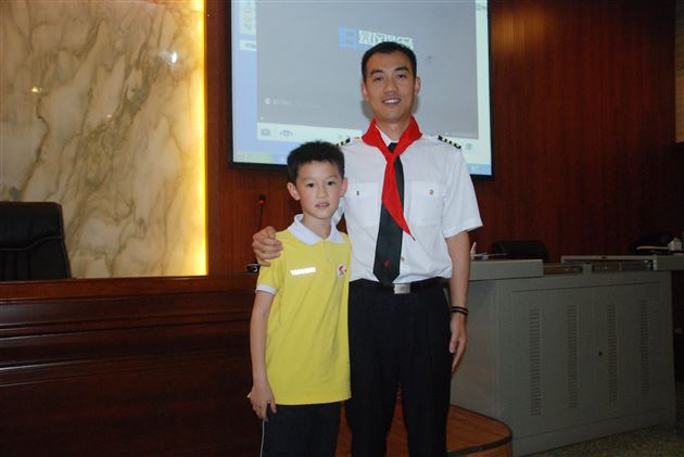 国航机长点燃孩子们的飞行梦——记棠外附小二年级家长义工课堂