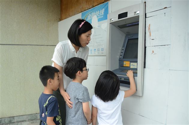 小农场丰收啦——记棠外实验幼稚园蔬菜爱心义卖活动