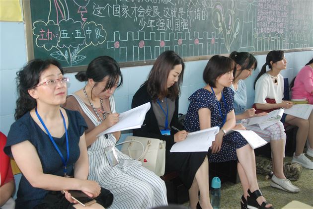 四川省教科所付春敏主任到棠外附小指导英语教学工作