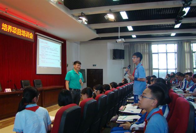 棠外教师刘勇在“未来教育家”培训会上进行课题及课堂展示