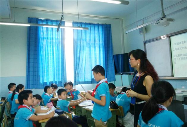 成都市教科所所长刘旭到棠外附小指导教学工作