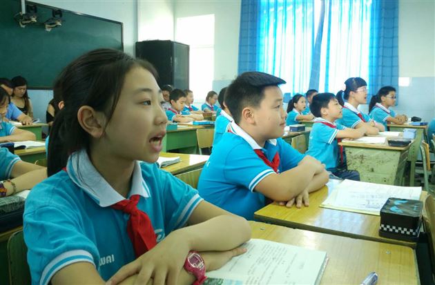 成都市教科所所长刘旭到棠外附小指导教学工作