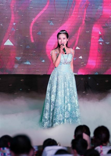 我校杜静老师应邀参加此次活动并演唱《共圆中国梦》