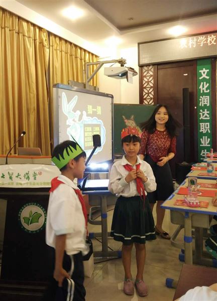 棠外附小教师王诗洋、蒲芸云为双流区美术科研课题教研活动献课