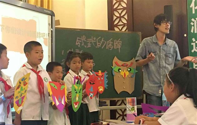 棠外附小教师王诗洋、蒲芸云为双流区美术科研课题教研活动献课