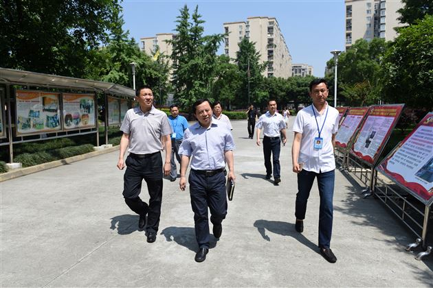 成都市教育局机关党委书记马海军一行到棠外检查督导工作