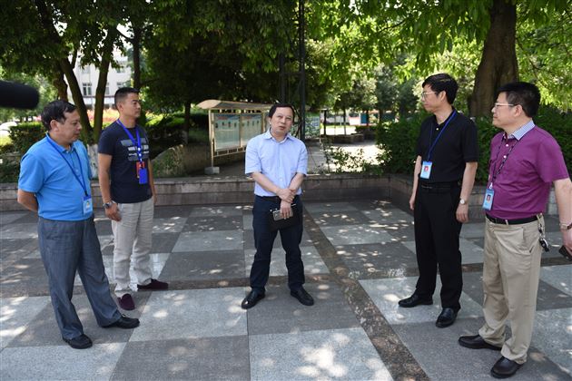 成都市教育局机关党委书记马海军一行到棠外检查督导工作