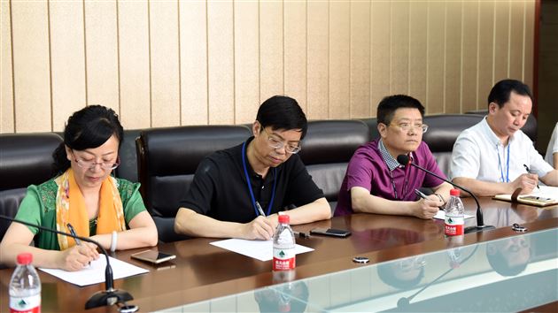 成都市教育局机关党委书记马海军一行到棠外检查督导工作