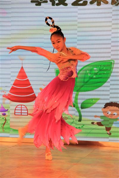 独舞《爱莲说》 表演：陈琦（初2014级10班）