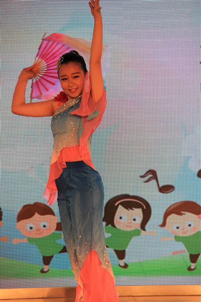 独舞《雪中梅》 表演：胡莹兮（初2014级18班）