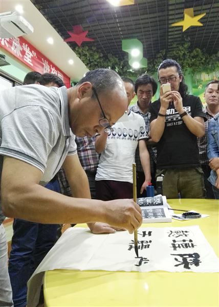 棠外教师郭彥飞受邀为阿坝州教师作书法专题讲座