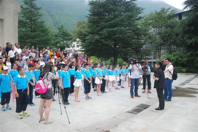 认真聆听革命故事