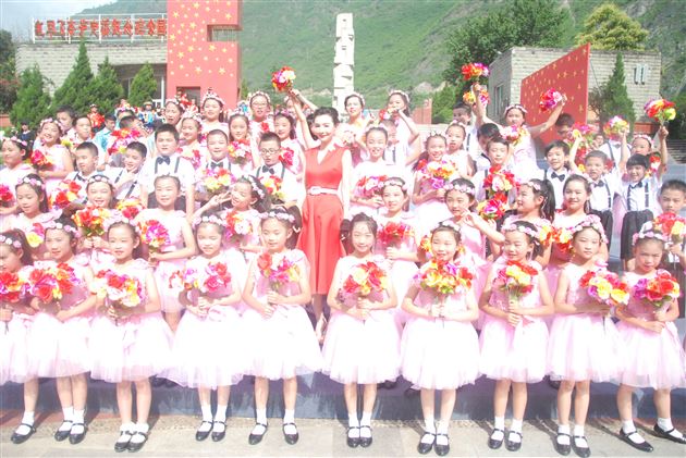 与央视主持人梁璐合影