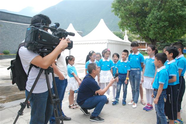 接受电视台采访