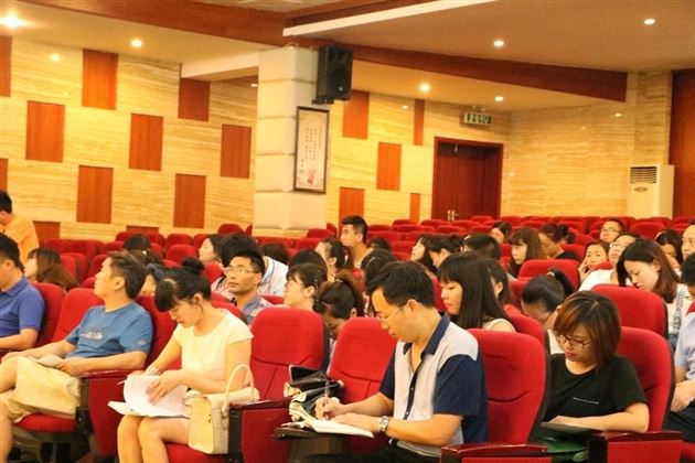 做一个快乐的行者——记棠外初中部暑期班主任培训