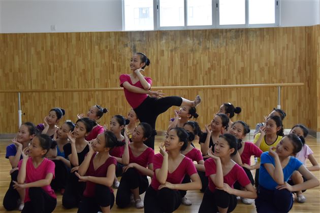 舞动青春·放飞梦想——记科艺班舞蹈团暑期集训
