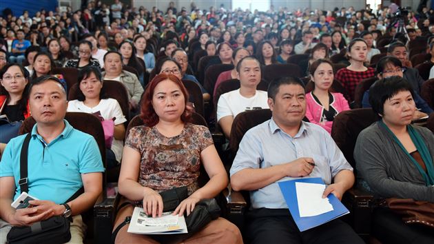 助力初三，做最好的家长——棠外初2014级召开亲子教育报告会暨中考、招生宣讲会