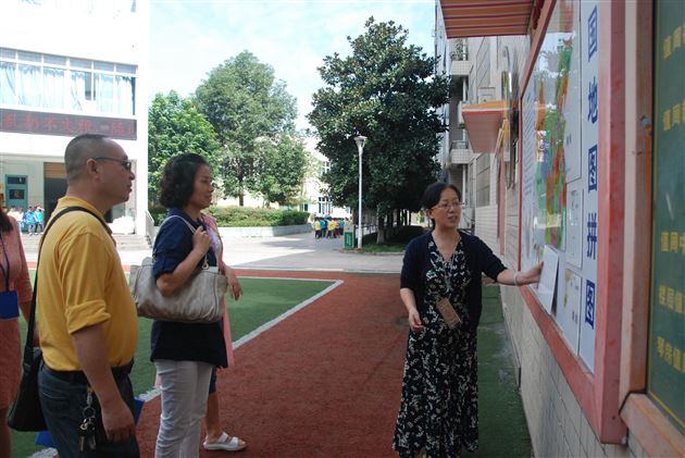 双流区科技局领导莅临棠外附小参观交流