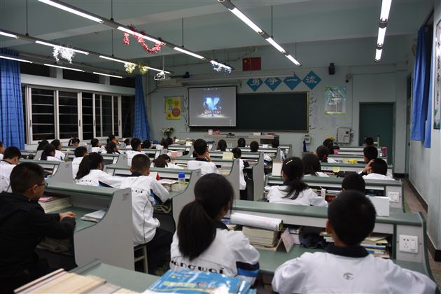 远离毒品 健康成长——棠外初中部组织学生观看“2016四川禁毒优秀文艺节目汇演片”