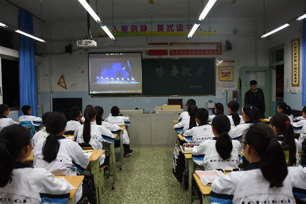 远离毒品 健康成长——棠外初中部组织学生观看“2016四川禁毒优秀文艺节目汇演片”