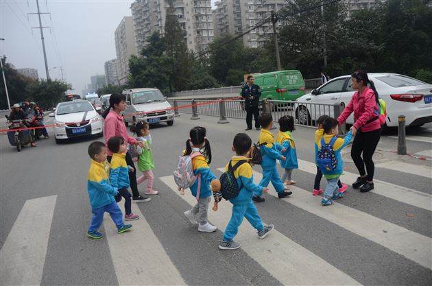 寻找秋天的痕迹——记棠外实验幼儿园婴小班秋游社会实践活动