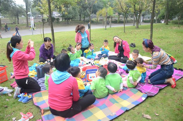 寻找秋天的痕迹——记棠外实验幼儿园婴小班秋游社会实践活动