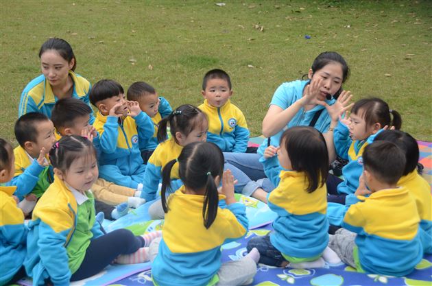 寻找秋天的痕迹——记棠外实验幼儿园婴小班秋游社会实践活动