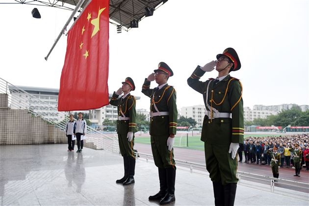 棠外隆重举行第十二届国旗班交接表彰仪式