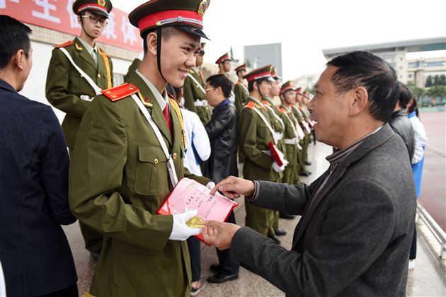 棠外隆重举行第十二届国旗班交接表彰仪式