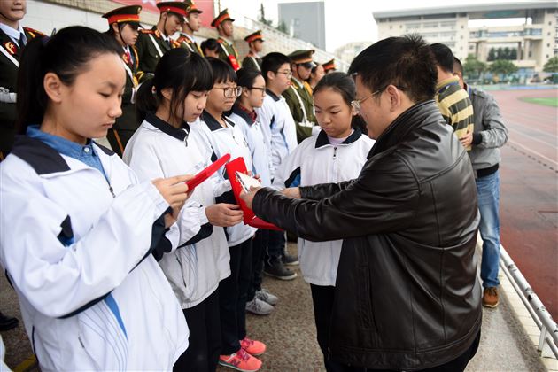 棠外隆重举行第十二届国旗班交接表彰仪式