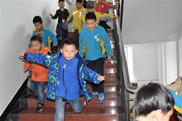 棠外附小成功举行午休室紧急逃生疏散演练