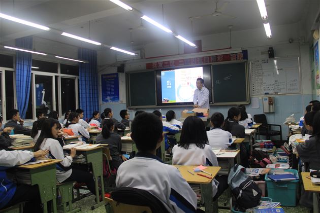 为生命护航——川大华西临床医学院学生为棠外高2016级学生开展医学紧急救助讲座