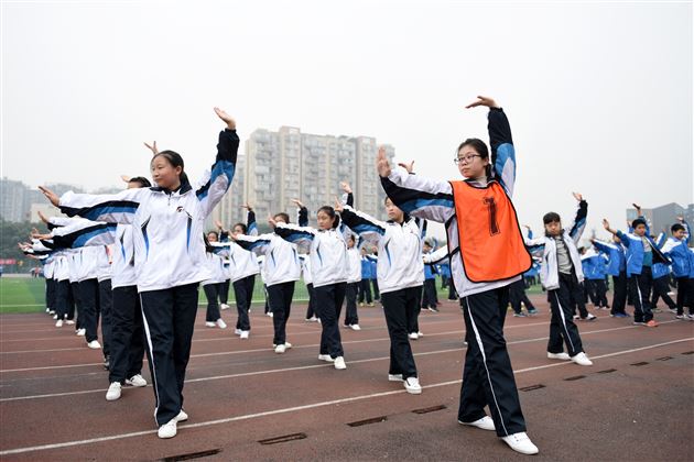 三年铸一剑 今朝气宇轩——成都棠湖外国语学校成功通过阳光体育示范学校复查验收