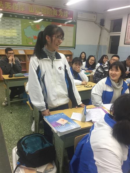 与爱牵手,让艾远走——川大华西公共卫生学院志愿者来校开展“防艾”讲座