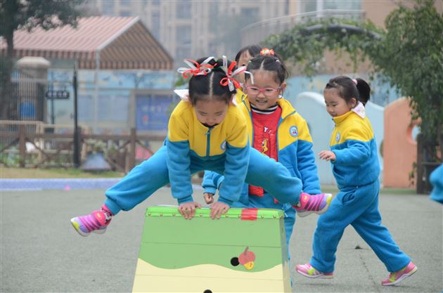 “全国幼教发展联盟大会暨园长高峰论坛”的园长们莅临棠外实验幼儿园参观交流