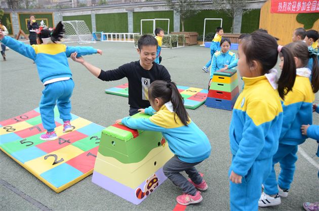 “全国幼教发展联盟大会暨园长高峰论坛”的园长们莅临棠外实验幼儿园参观交流