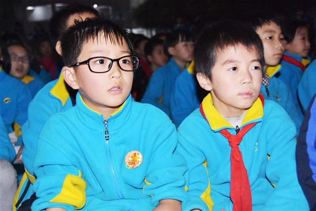 棠外附小“坝坝电影”上映啦！