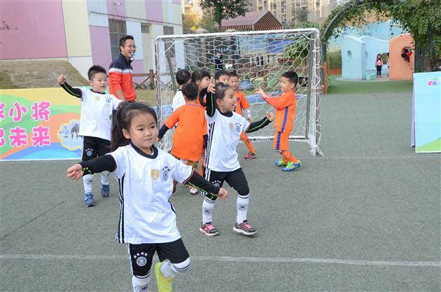 足球小将，神采飞扬——记棠外实验幼儿园大班组幼儿足球比赛