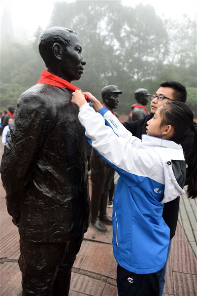 缅怀革命先烈，弘扬长征精神