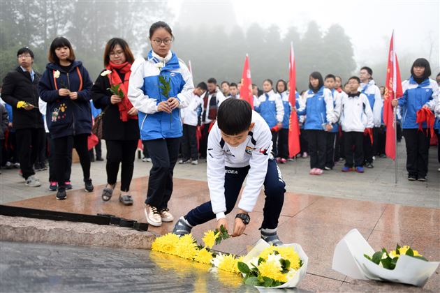 缅怀革命先烈，弘扬长征精神