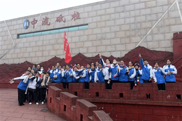 缅怀革命先烈，弘扬长征精神