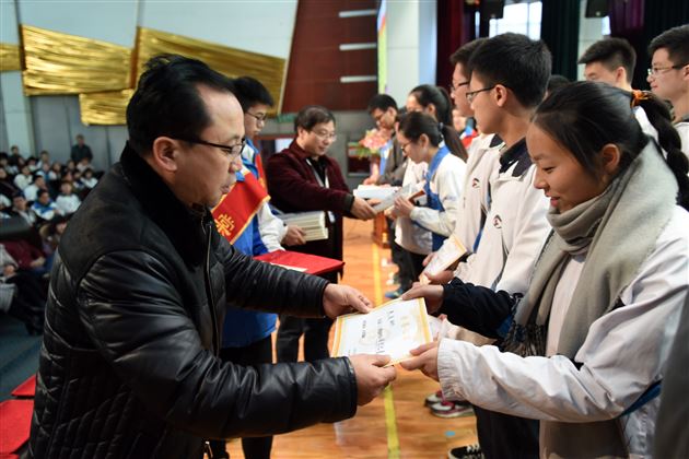 选择远方 青春笃行——记高2014级高三上期优秀学生表彰暨成都市“一诊”备考动员会