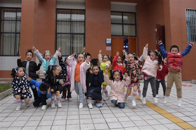 棠外实验幼儿园勇夺双流区第二届啦啦操公开赛幼儿组“花球啦啦操”冠军
